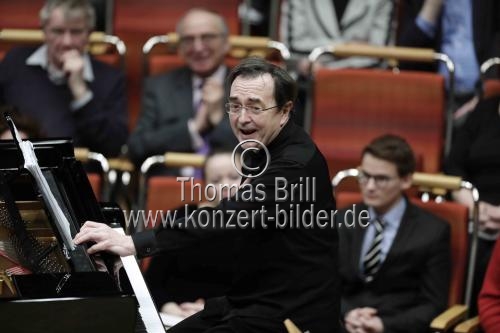 Französische Pianist Pierre-Laurent Aimard gastiert in Begleitung der Deutsche Kammerphilharmonie Bremen unter der Leitung des deutschen Dirigenten Matthias Pintscher in der Philharmonie Köln (© Thomas Brill)